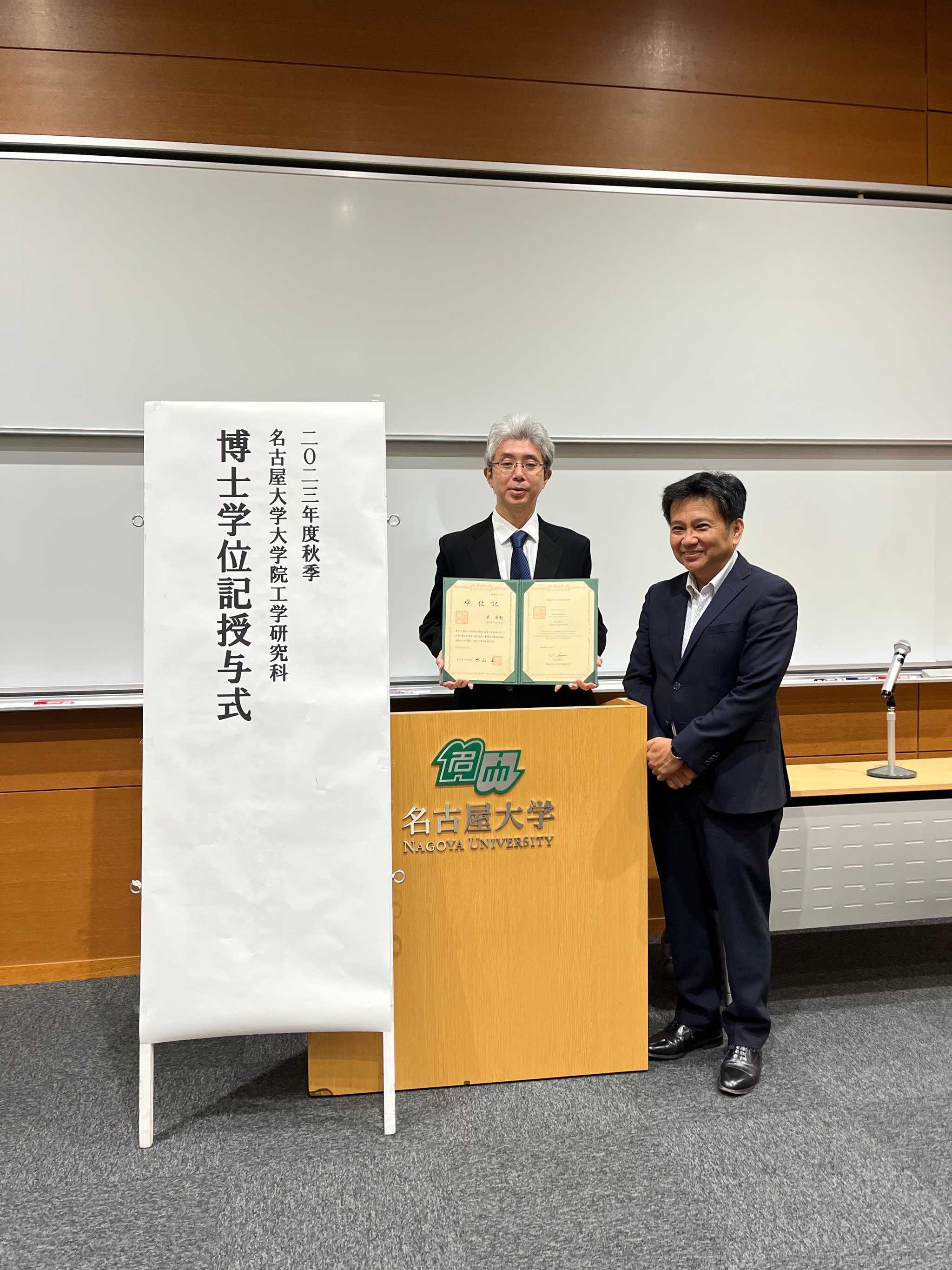 学位記を手に記念撮影（表さん）