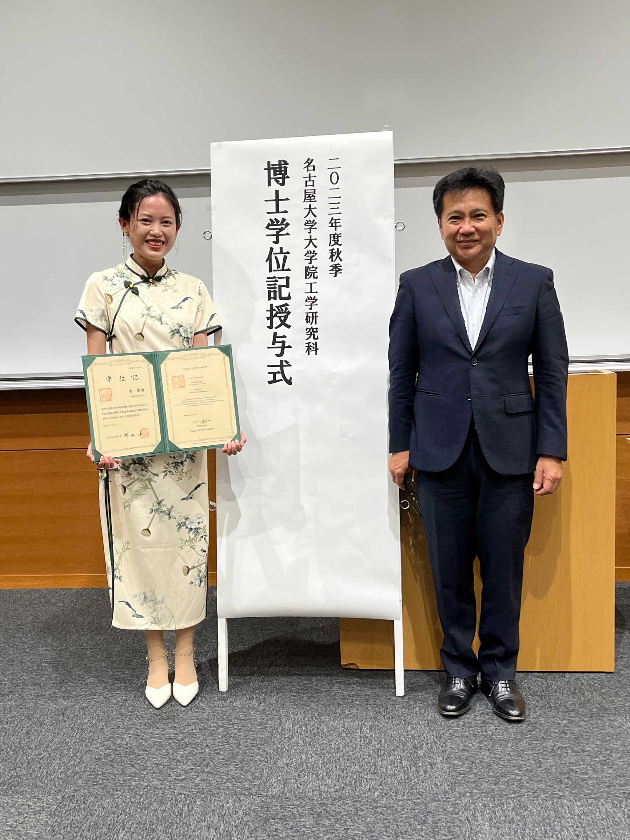 学位記を手に記念撮影（ルイさん）
